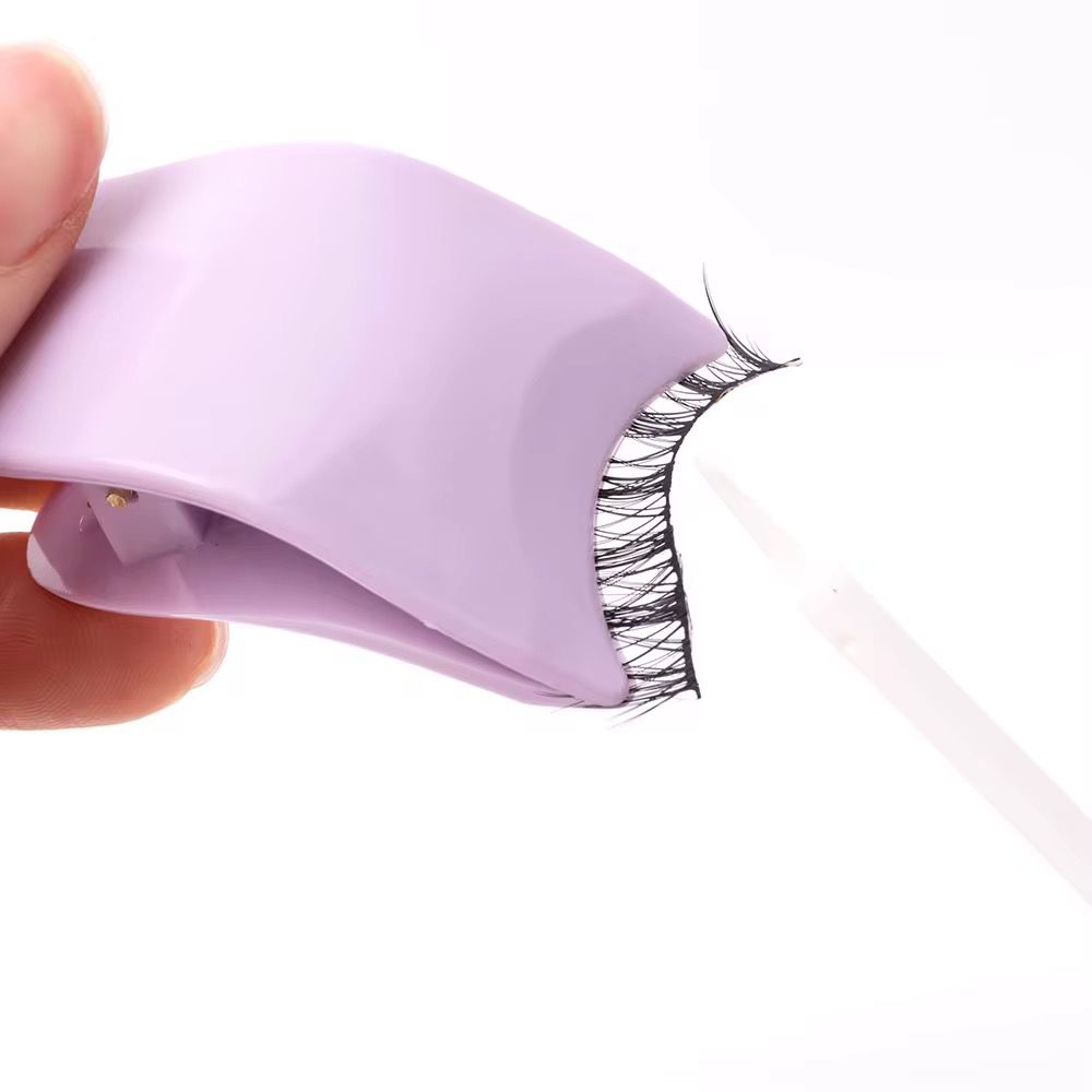 Eyelash applicator